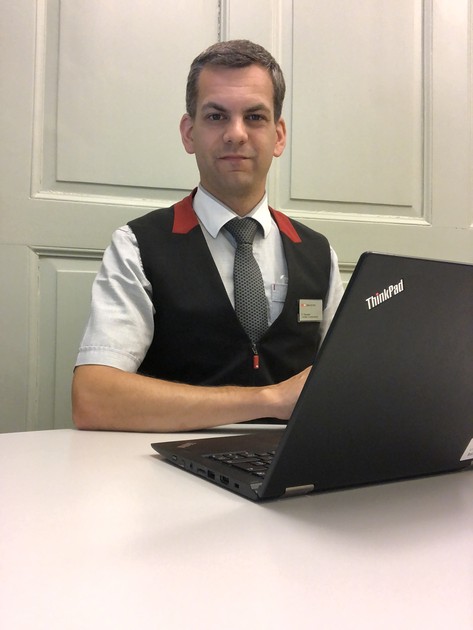 Stefan Decasper vor seinem Laptop